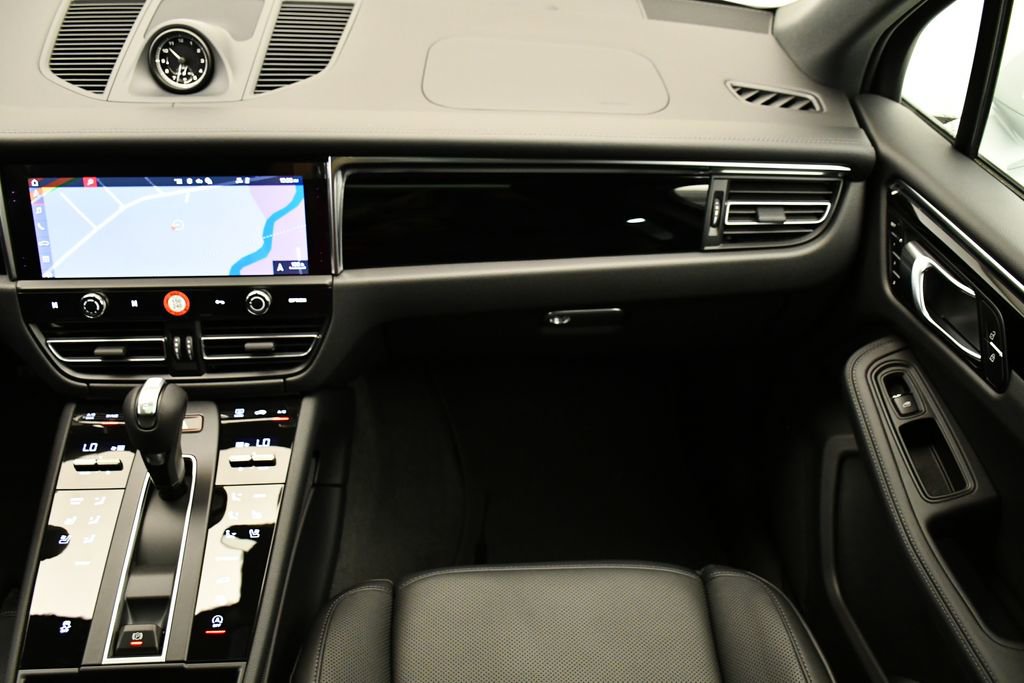 Used 2025 Porsche Macan image 24