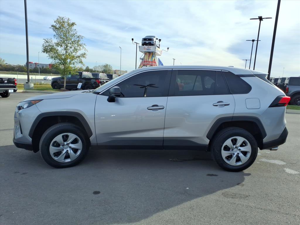 Used 2022 Toyota RAV4 LE image 6