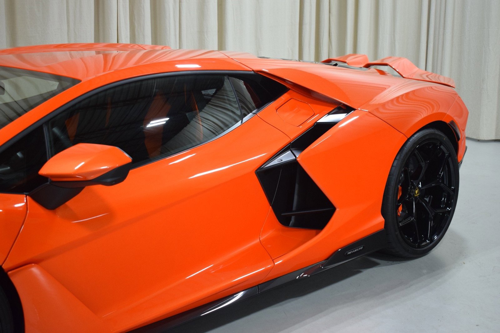 Used 2025 Lamborghini Revuelto image 2