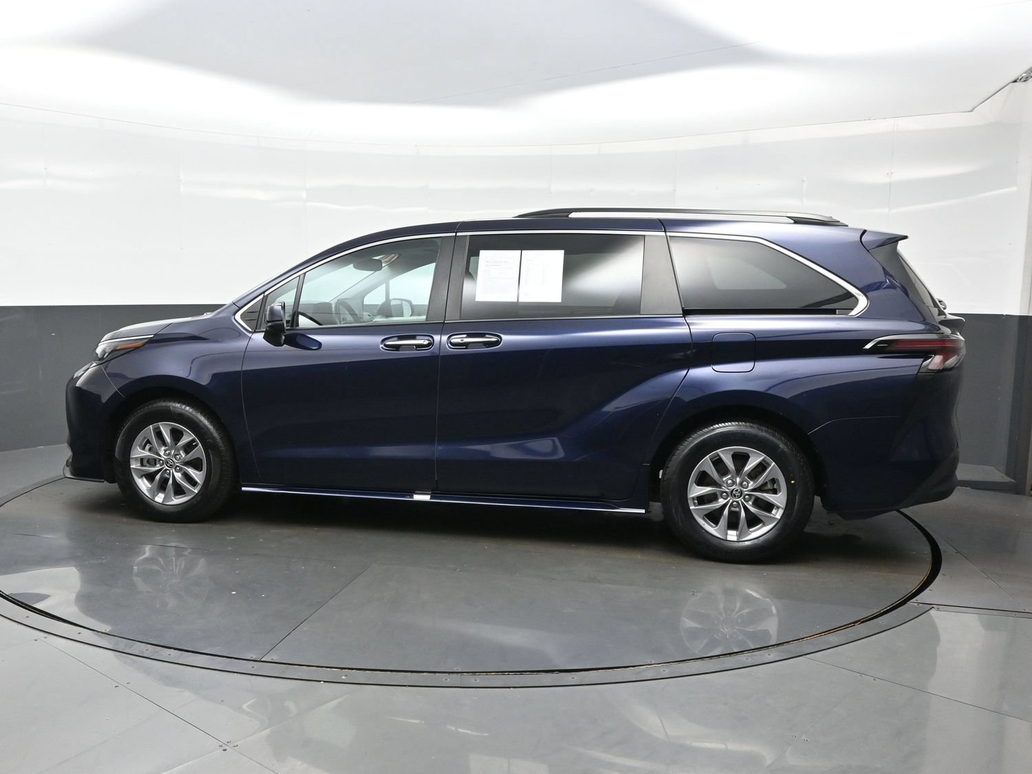 Used 2024 Toyota Sienna XLE FWD image 3