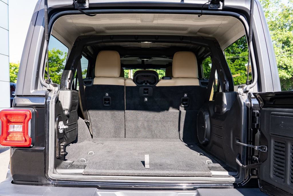 Used 2018 Jeep Wrangler Unlimited Sahara w/ Uconnect 4C Nav & Sound Group AWD/4WD image 8