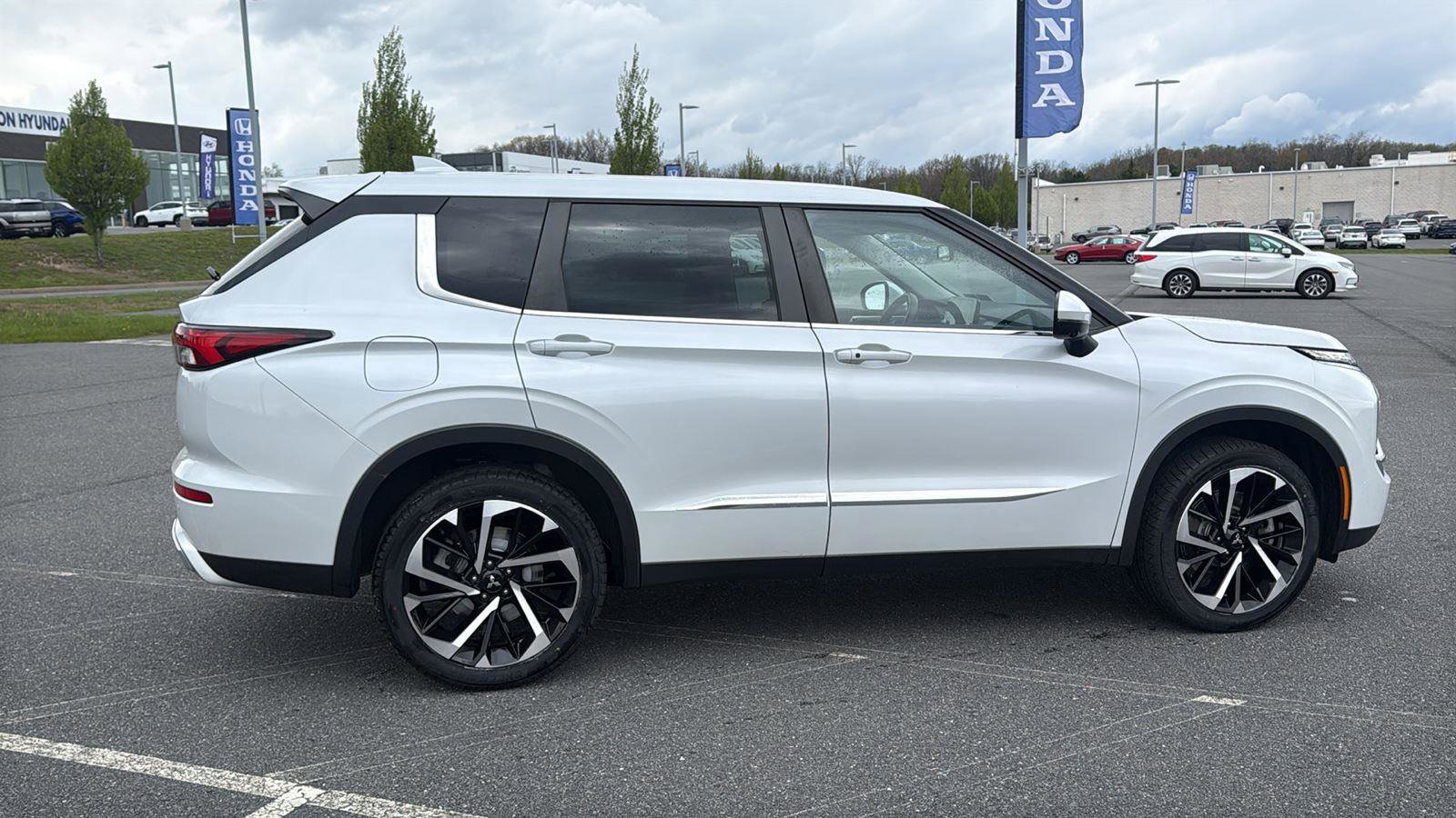 Used 2022 Mitsubishi Outlander SE AWD/4WD image 4