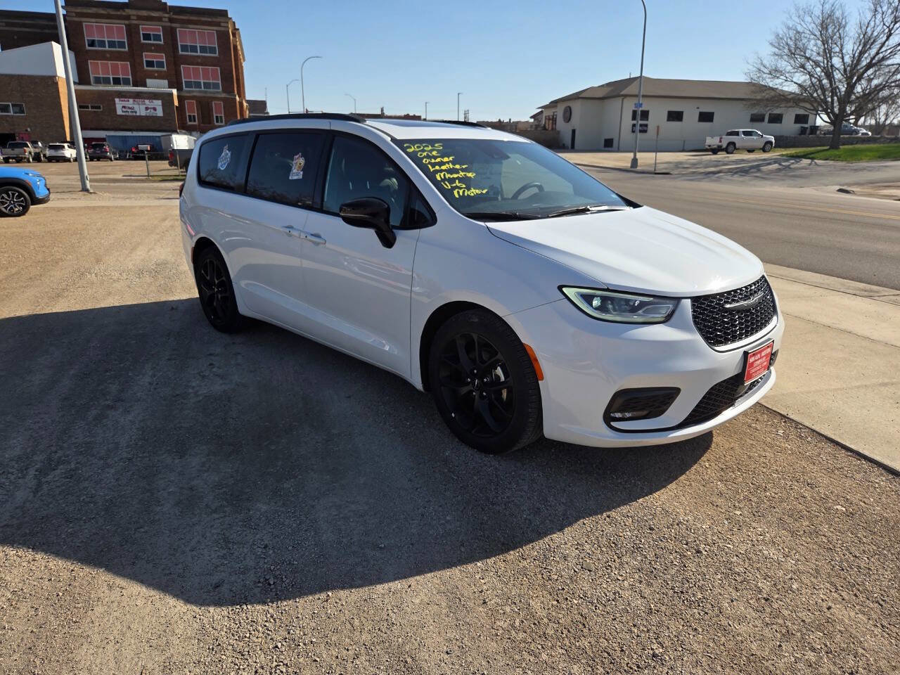 Used 2025 Chrysler Pacifica Limited FWD image 16