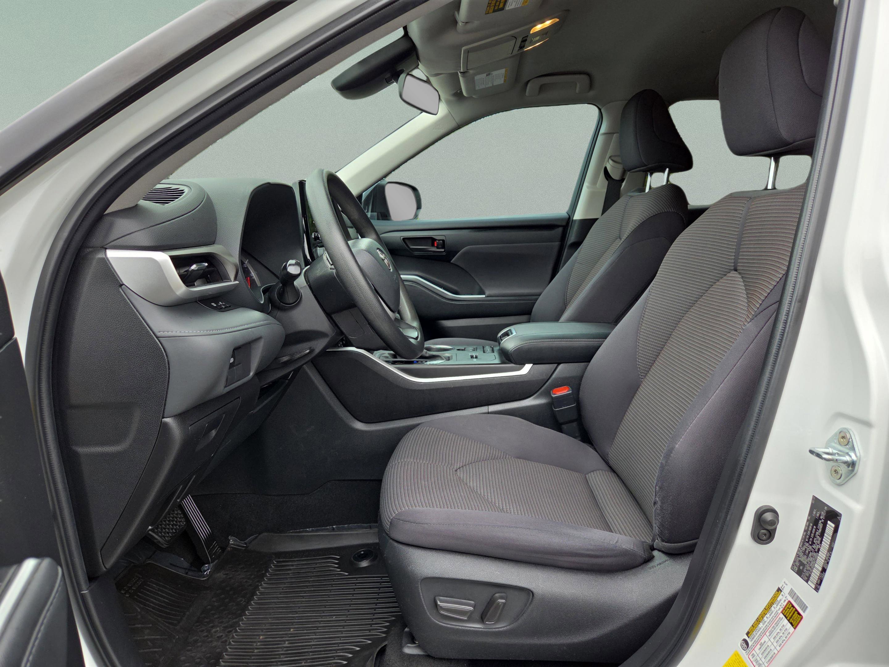 Used 2022 Toyota Highlander L image 29