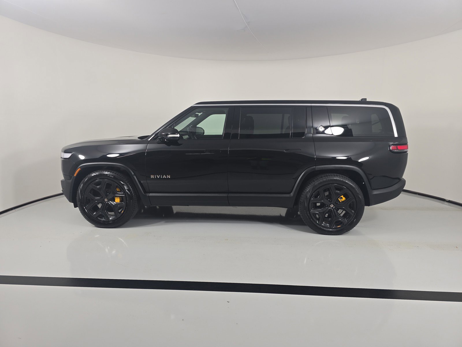Used 2023 Rivian R1S Adventure image 2