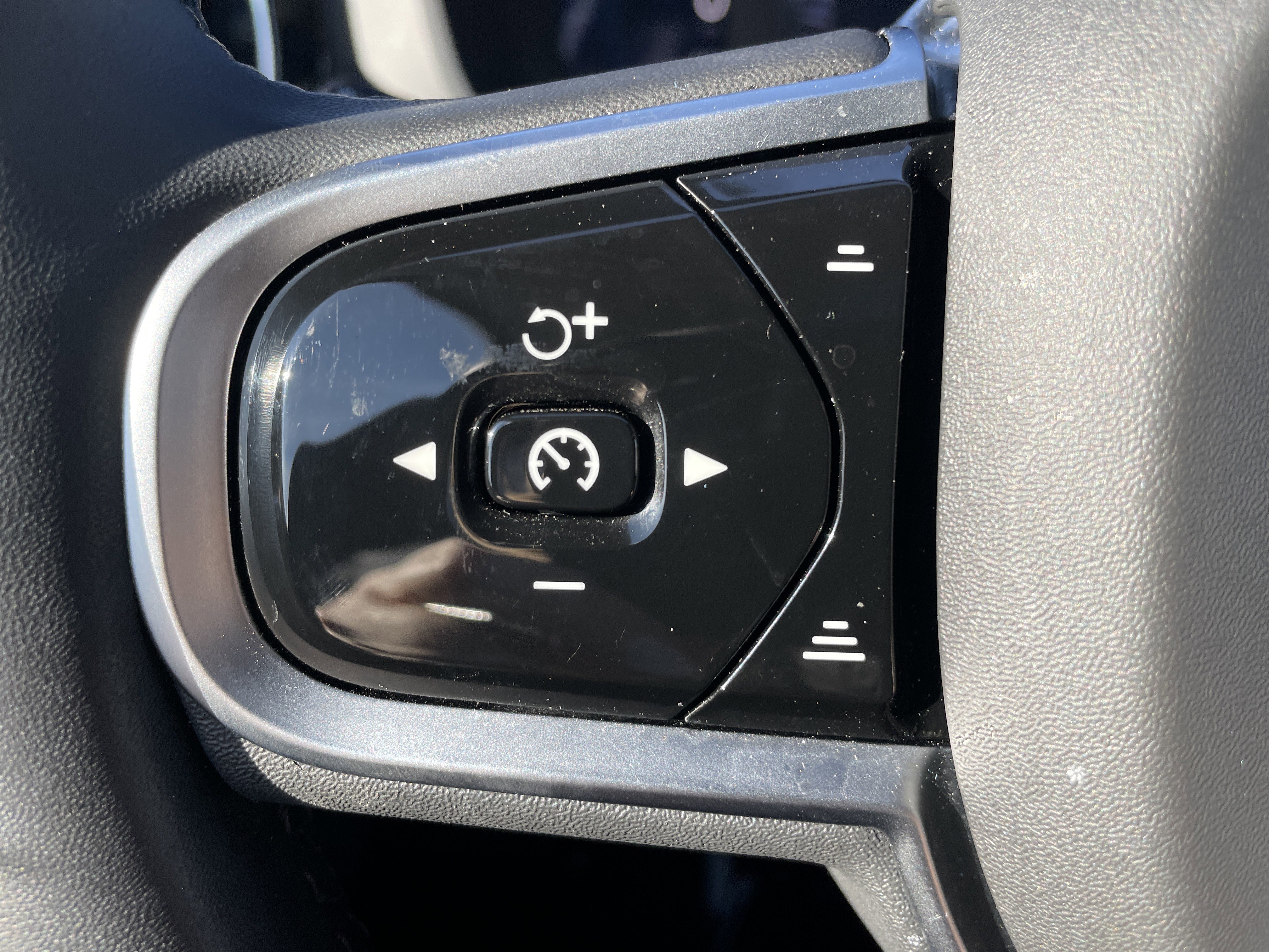 Used 2025 Volvo XC60 B5 Plus image 42