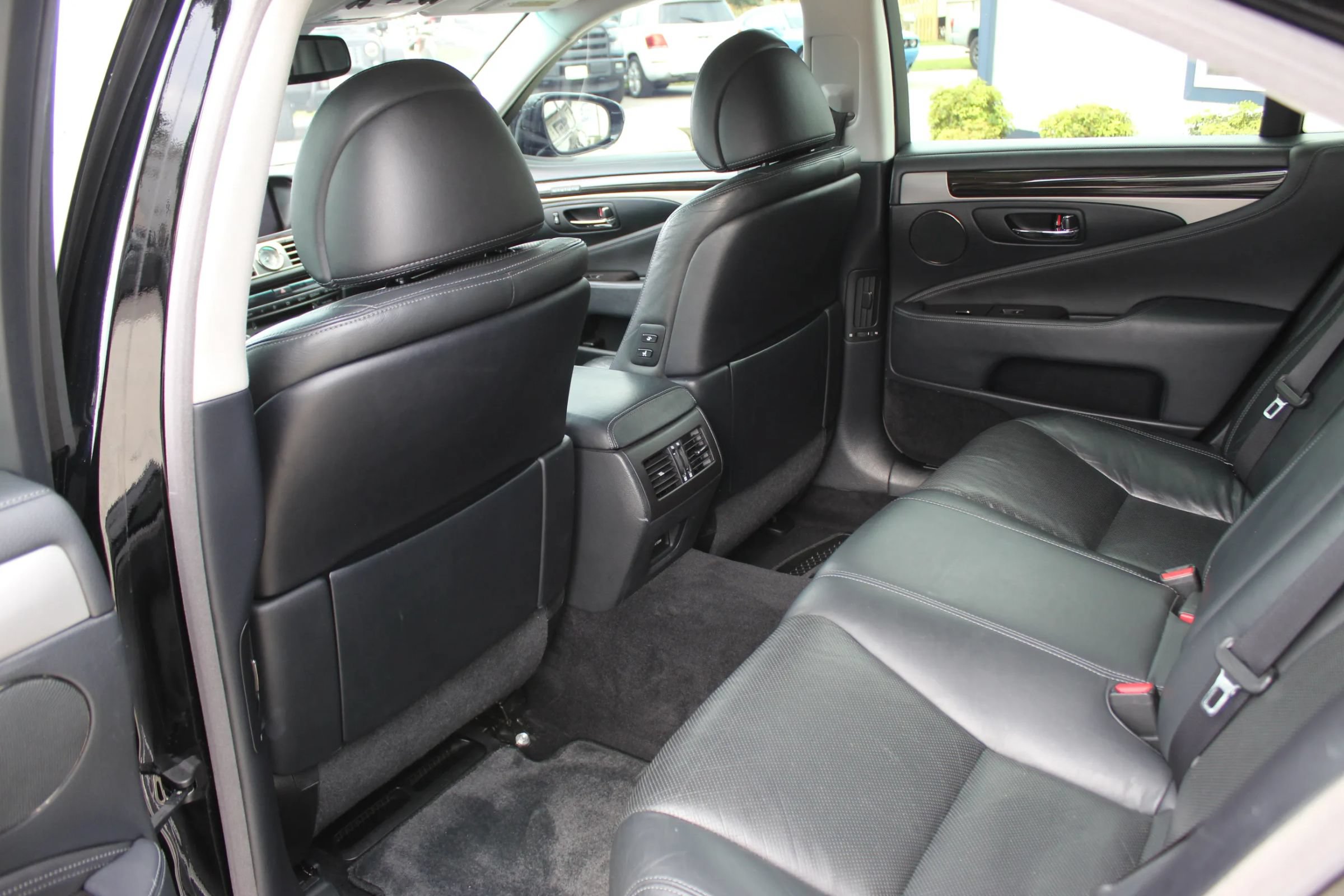 Used 2015 Lexus LS 460 AWD w/ Comfort Package image 23