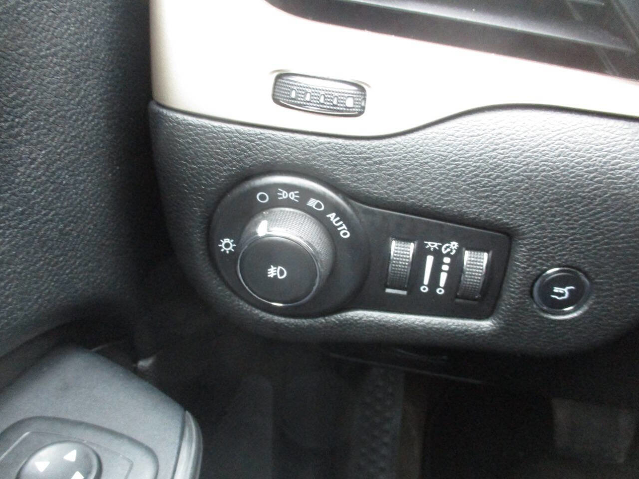 Used 2016 Jeep Cherokee Limited w/ Luxury Group image 23