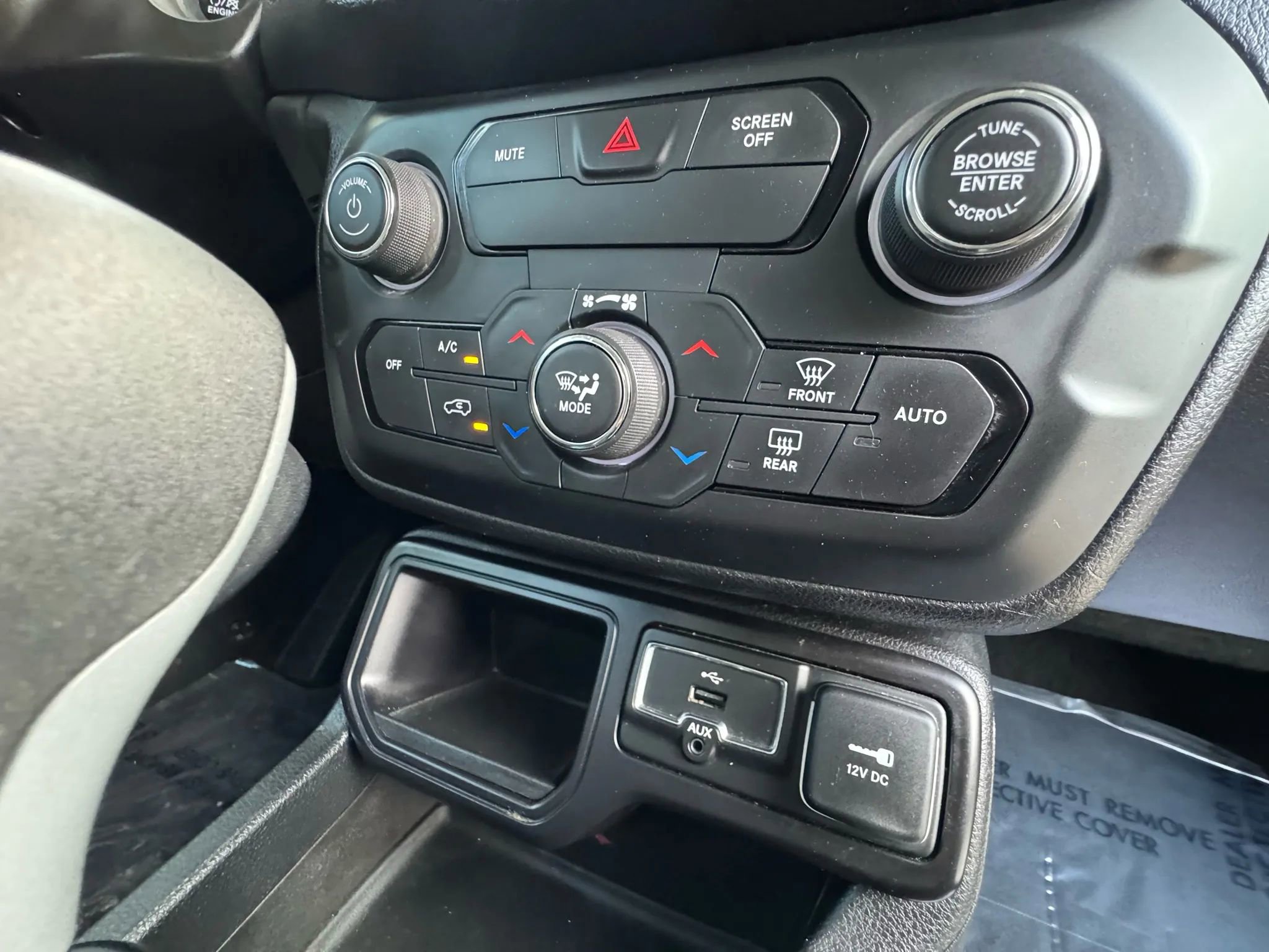 Used 2018 Jeep Renegade Latitude FWD image 23