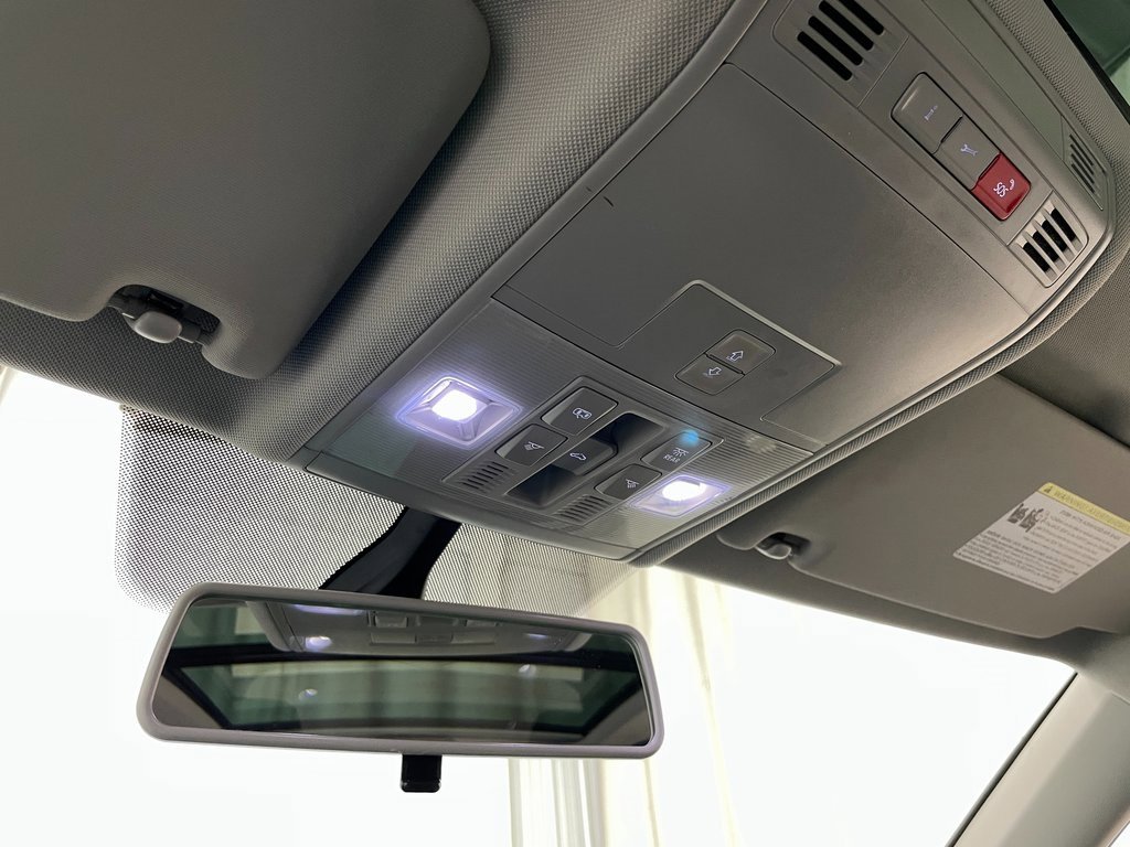 Used 2018 Volkswagen Tiguan SEL image 28