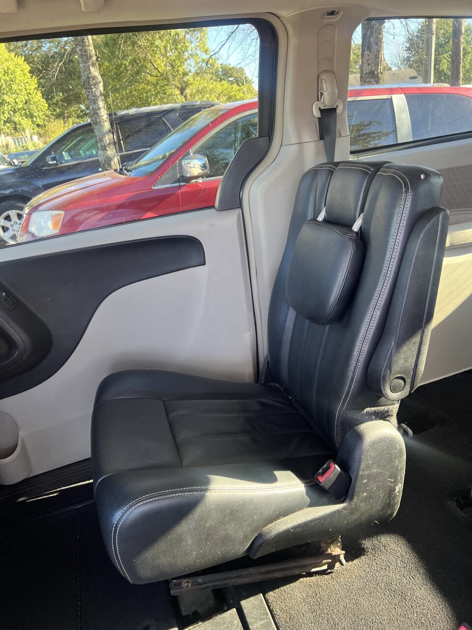 Used 2013 Chrysler Town & Country Touring image 22