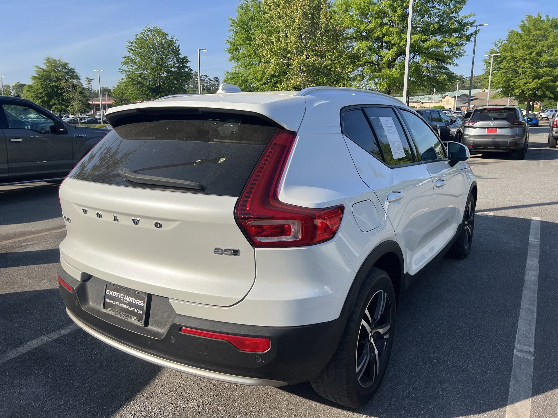 Used 2023 Volvo XC40 B5 Core image 3