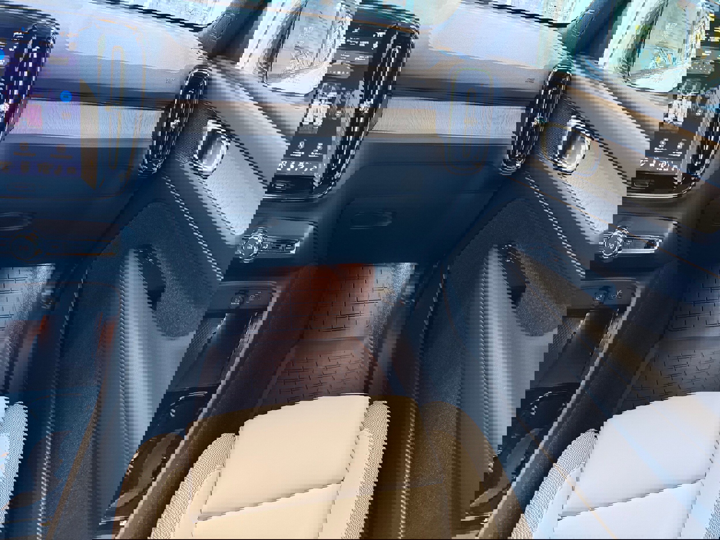 New 2026 Volvo EX40 Plus w/ Climate Package image 24