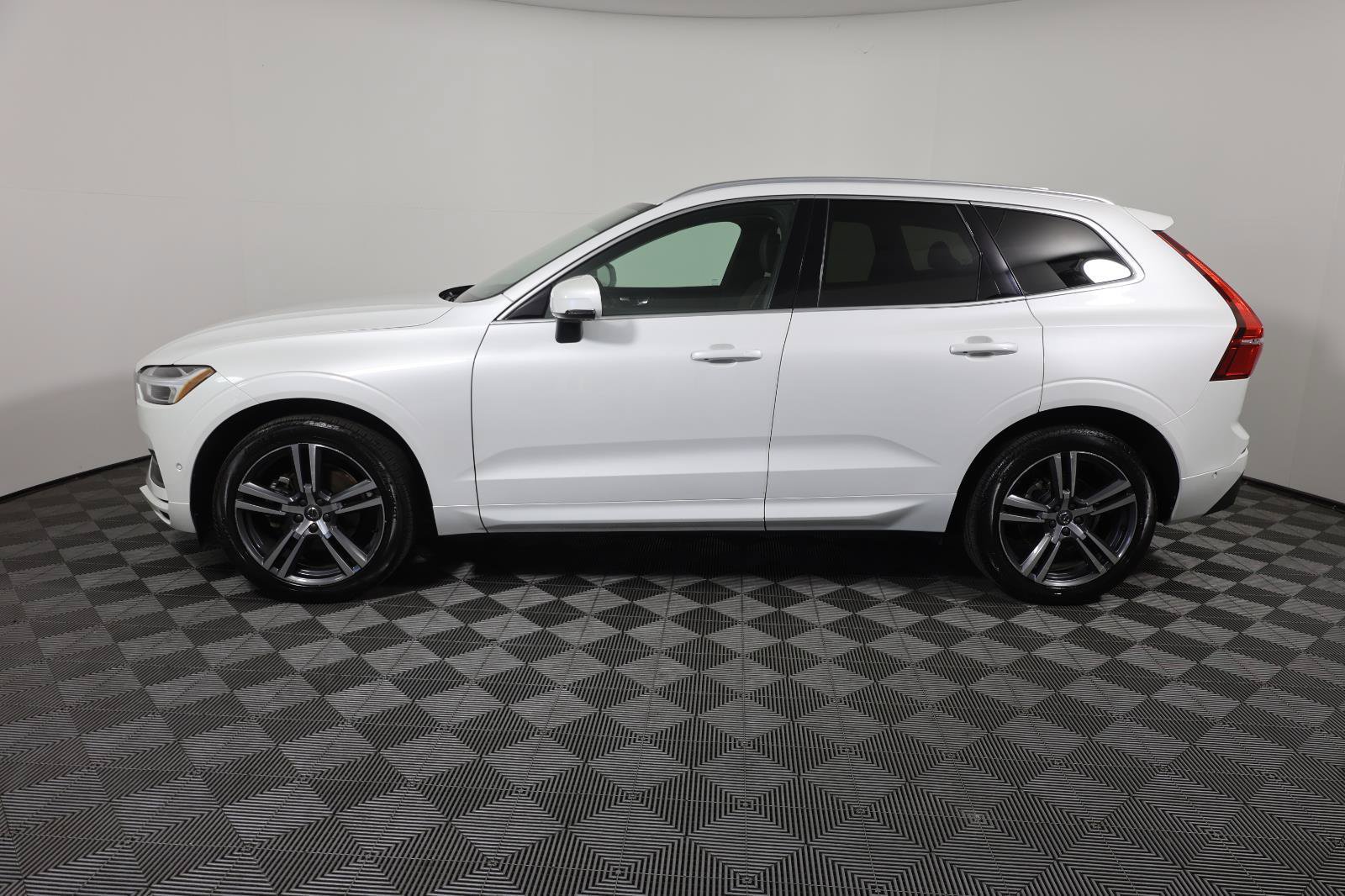 Used 2018 Volvo XC60 T5 Momentum w/ Vision Package AWD/4WD image 8