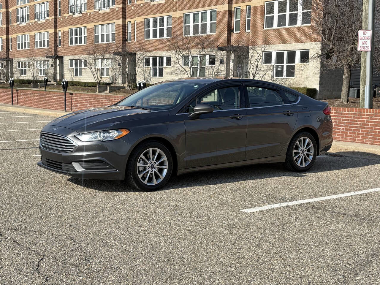 Used 2017 Ford Fusion SE w/ Fusion SE Technology Package FWD image 2