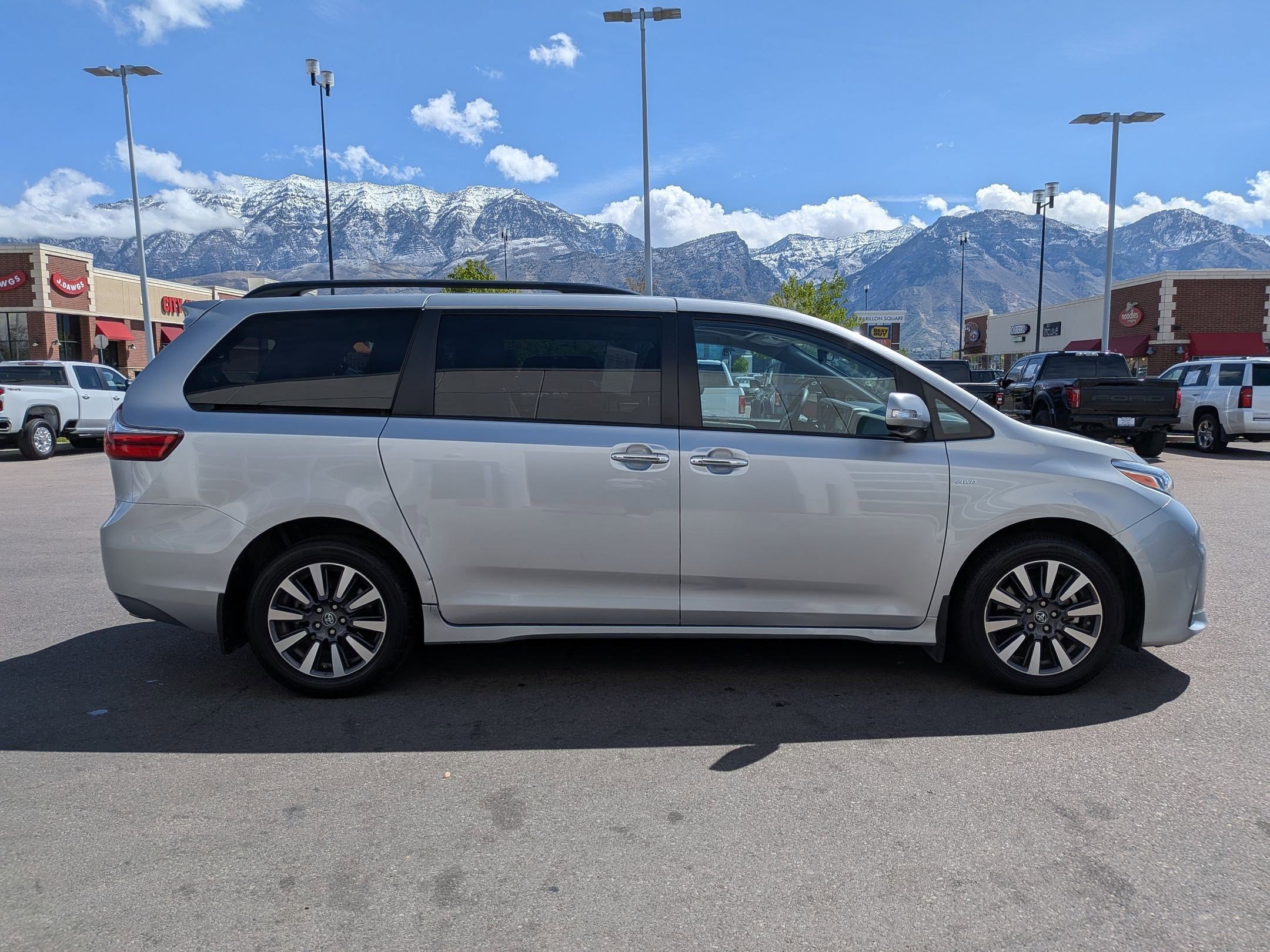 Used 2020 Toyota Sienna Limited Premium image 2