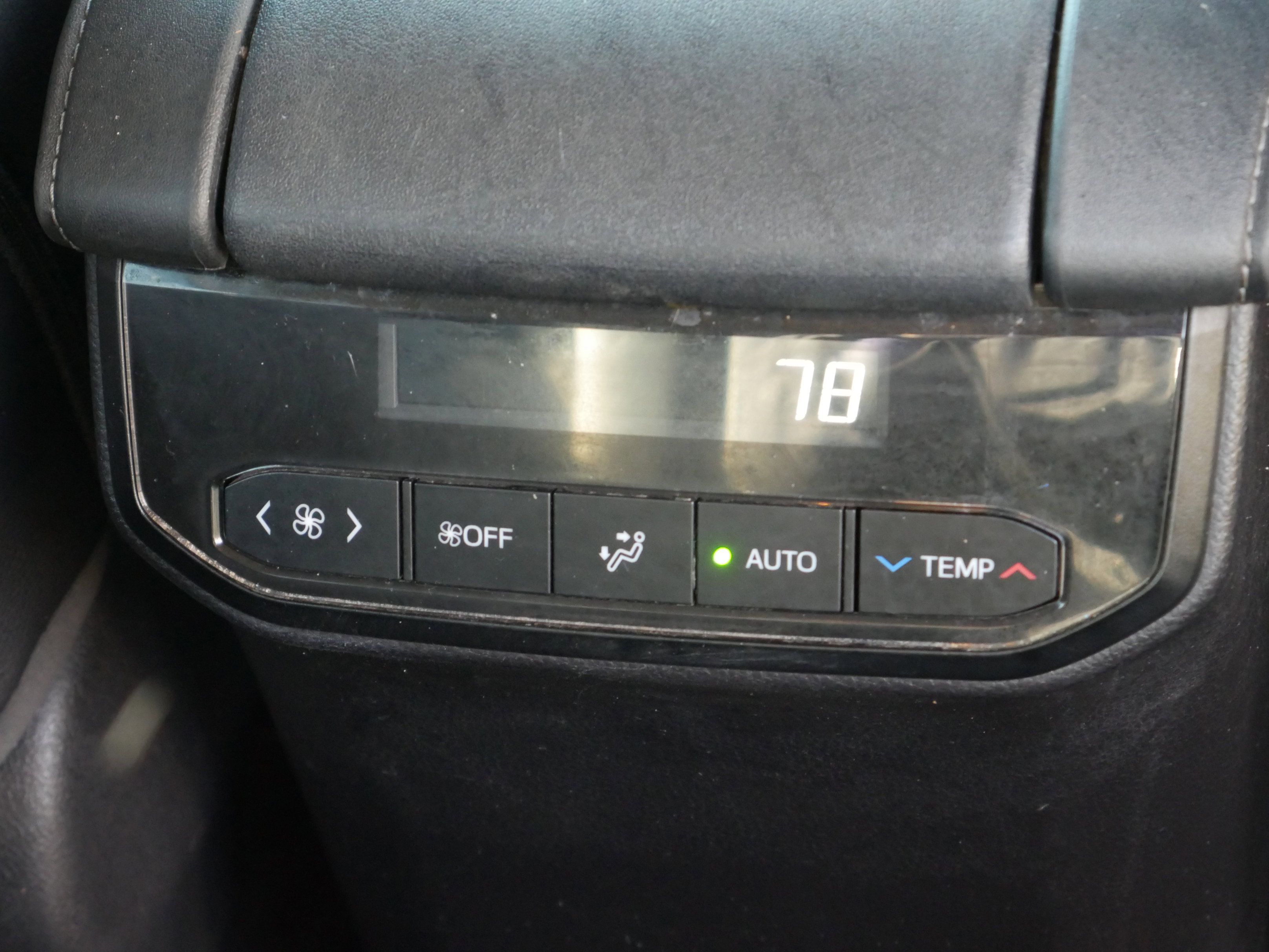 Used 2020 Toyota Highlander XLE AWD/4WD image 34