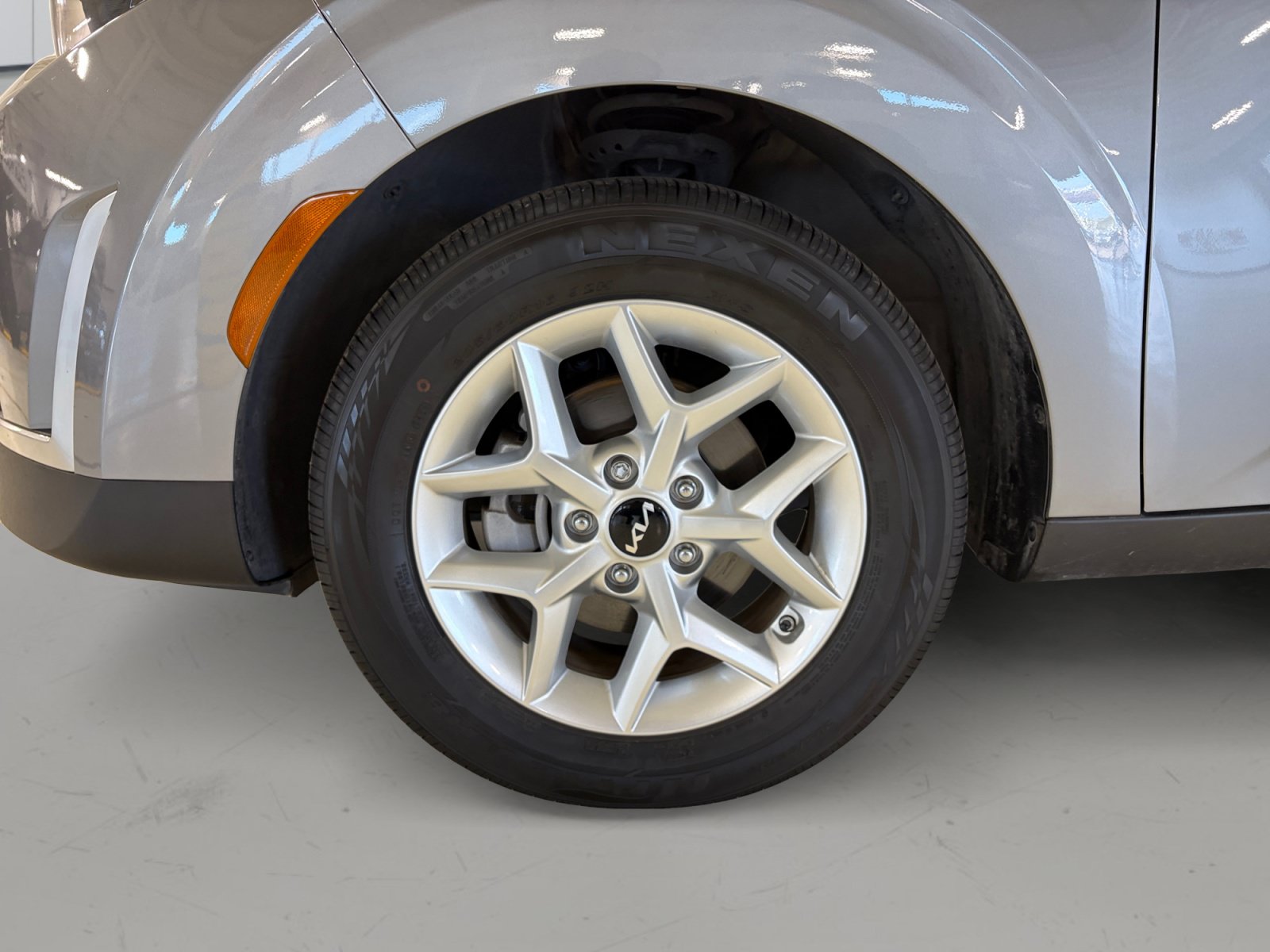 Used 2025 Kia Soul LX w/ LX Technology Package FWD image 9