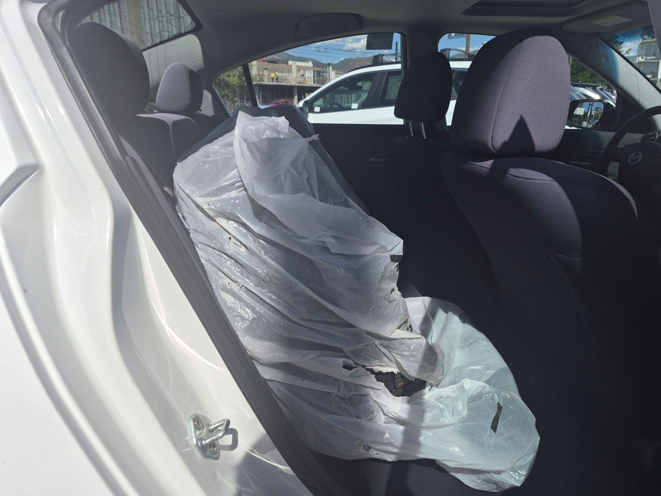 Used 2005 MAZDA MAZDA3 s w/ Moonroof & 6-CD Pkg FWD image 29