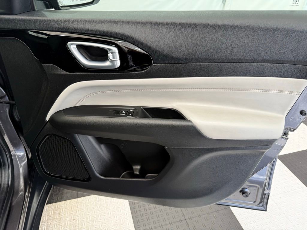 Used 2023 Jeep Compass Limited image 21