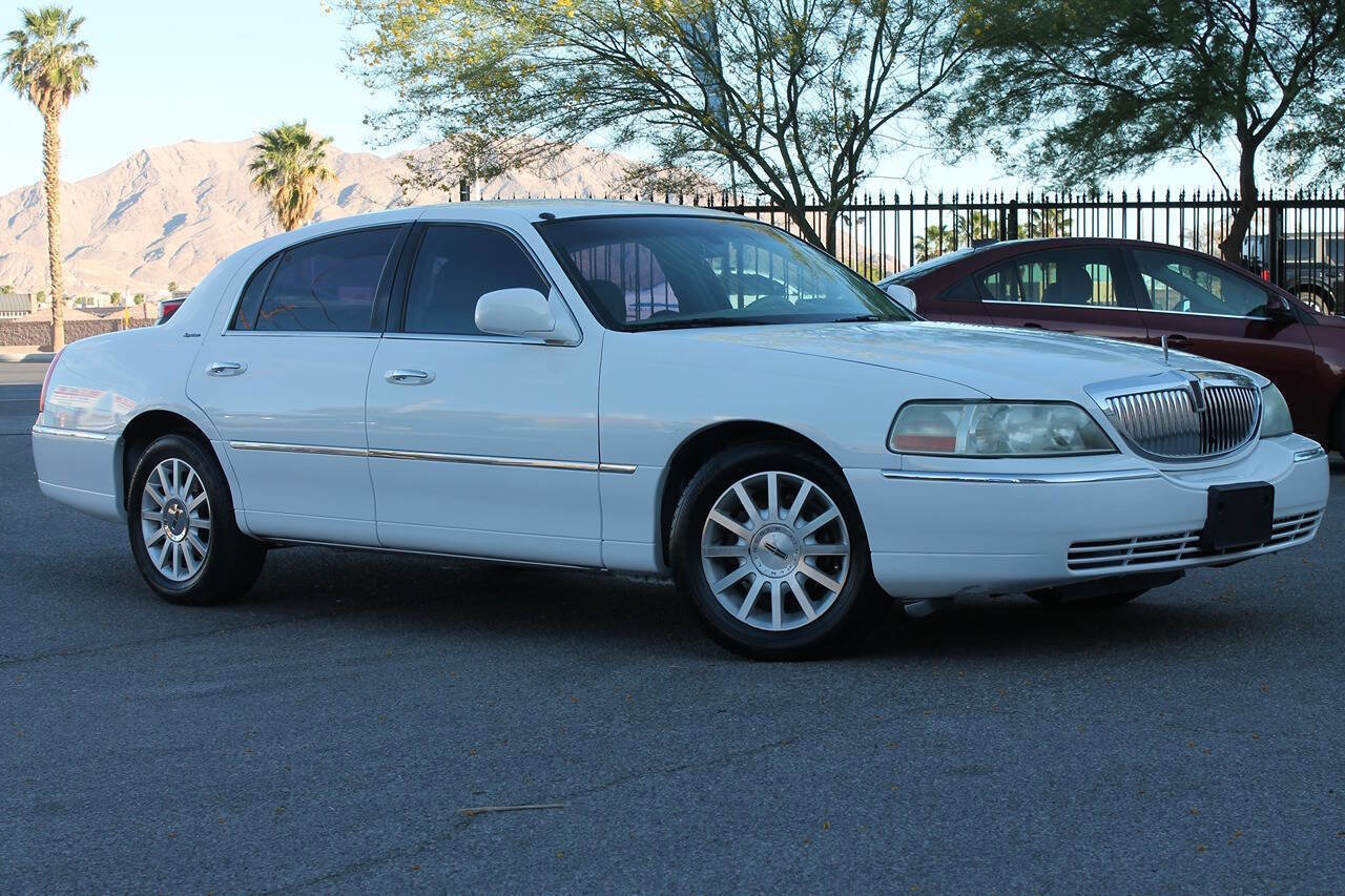 Used 2006 Lincoln Town Car Signature RWD image 3