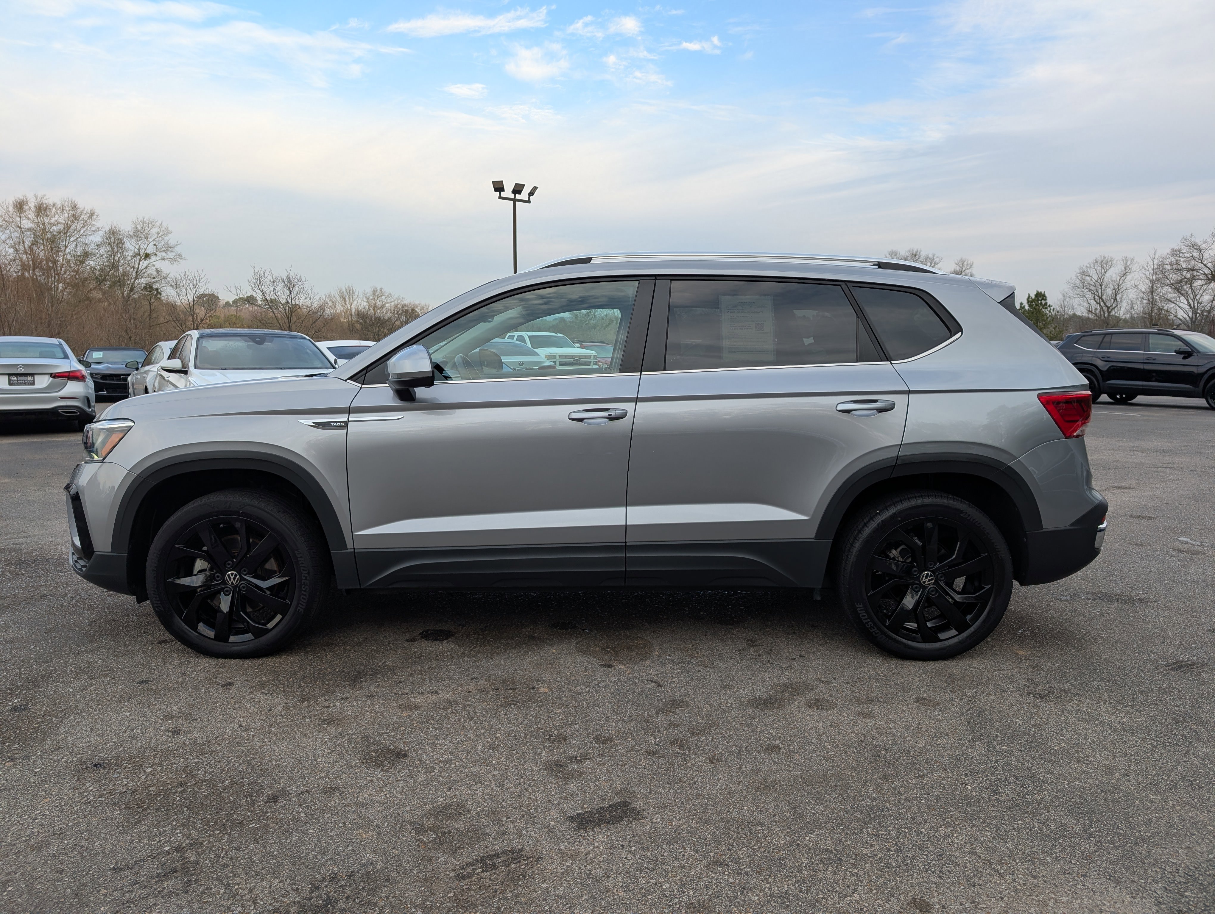 Used 2023 Volkswagen Taos SE w/ Black Wheel Package image 6