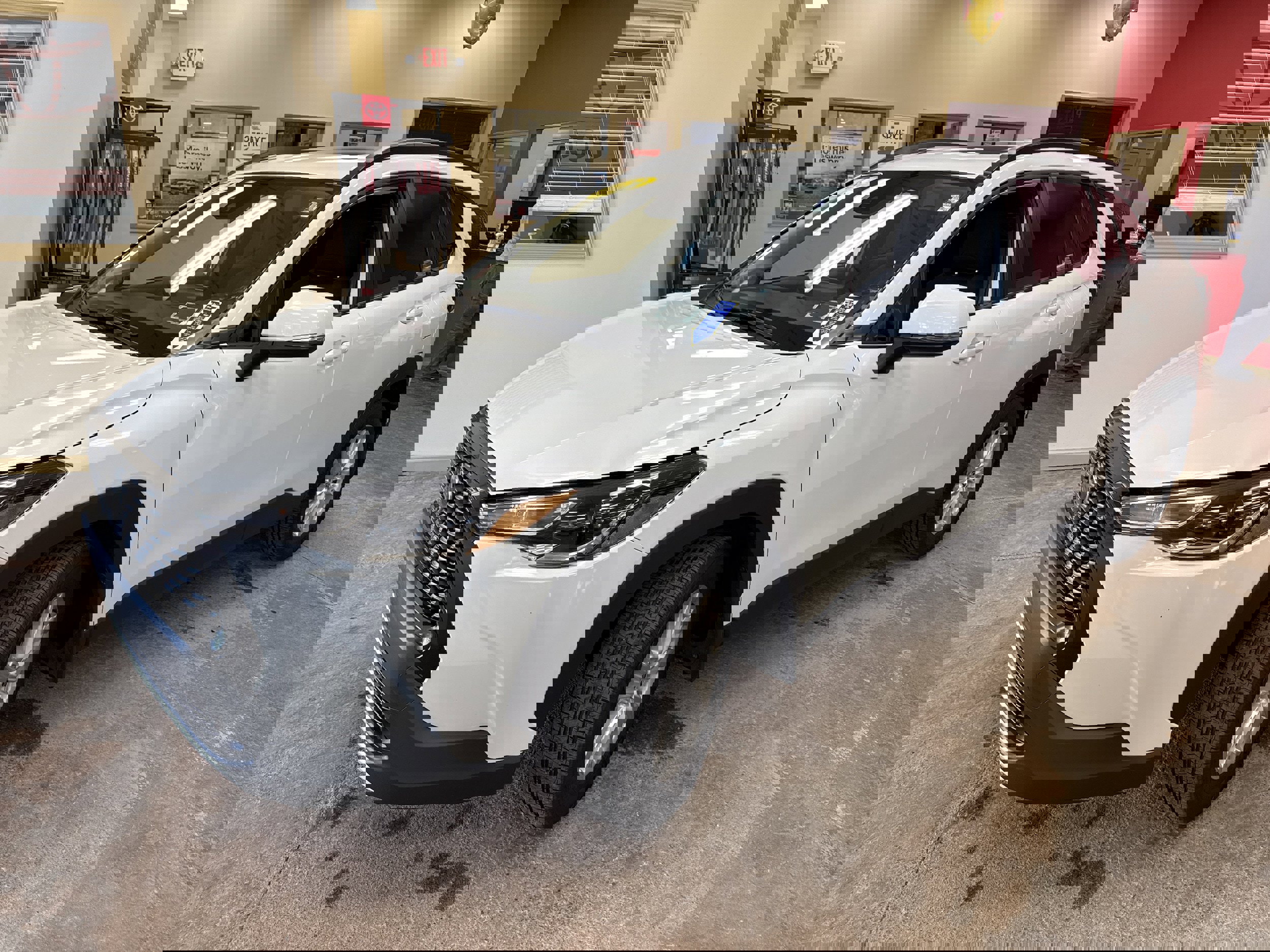 Used 2022 Toyota Corolla Cross LE w/ Moonroof Package image 3