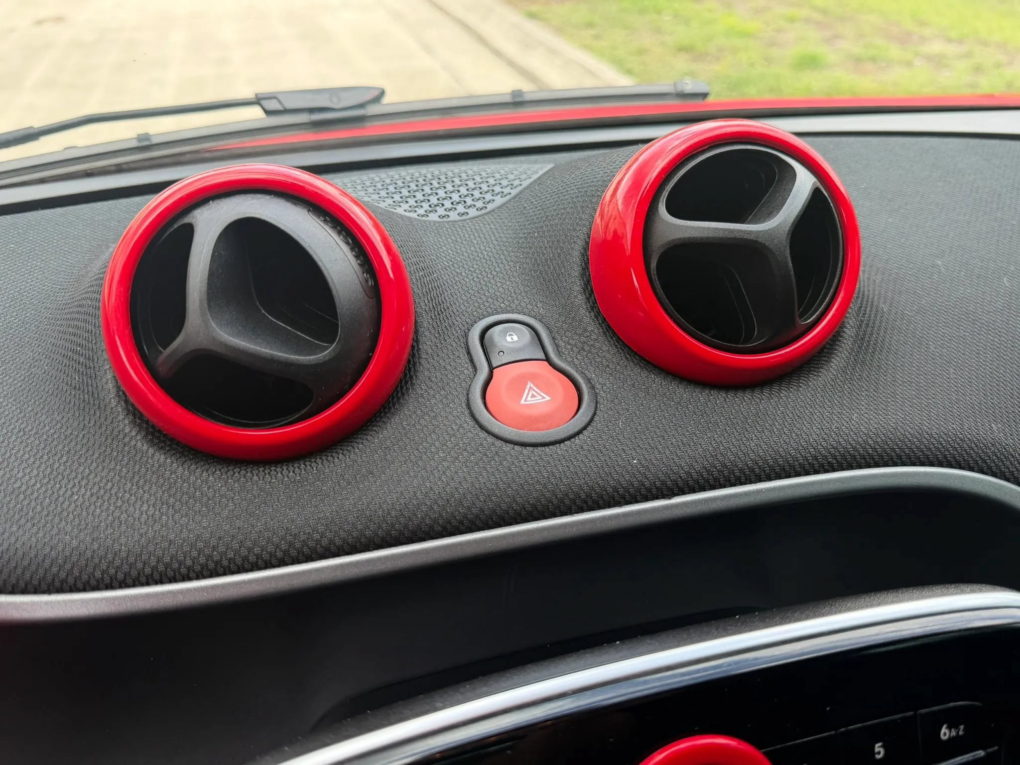 Used 2017 smart fortwo passion RWD image 19
