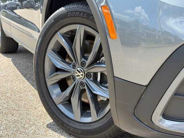 Used 2022 Volkswagen Tiguan SE AWD/4WD image 2