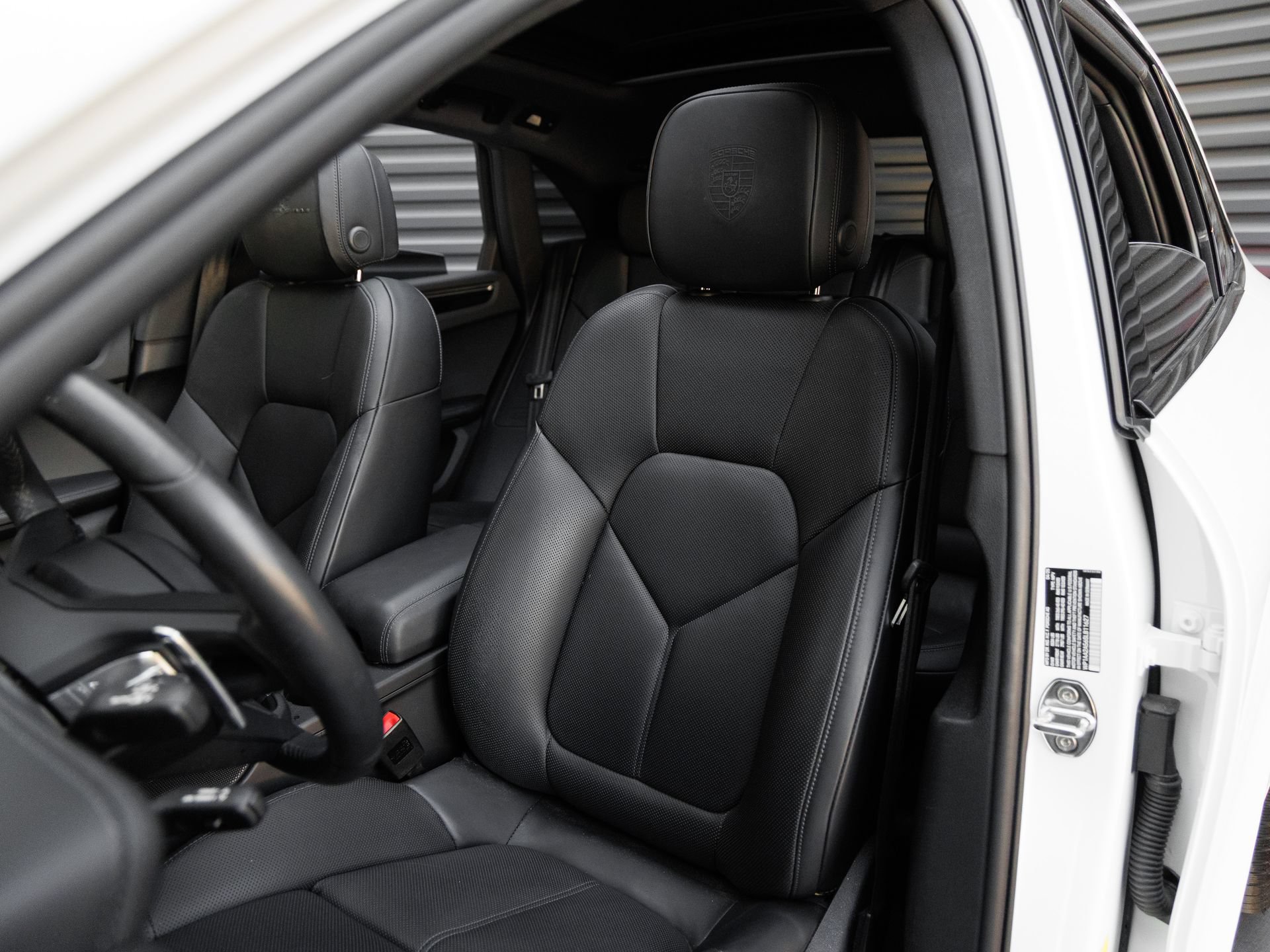 Certified 2025 Porsche Macan Turbo AWD/4WD image 5