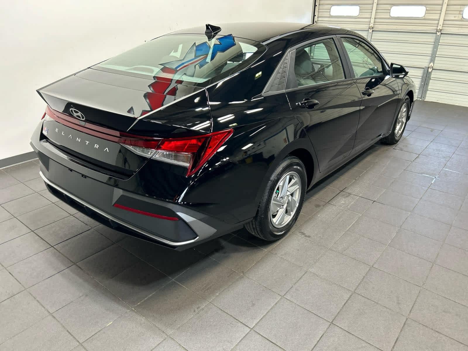 New 2026 Hyundai Elantra SE FWD image 3