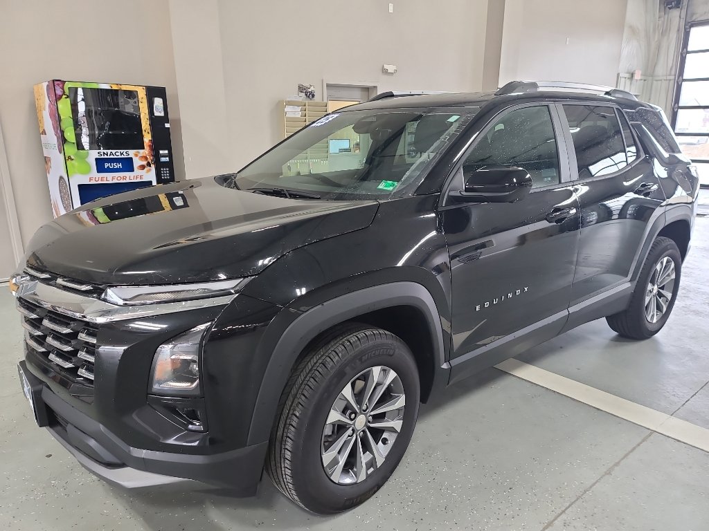 Used 2025 Chevrolet Equinox LT w/ Convenience Package II image 2