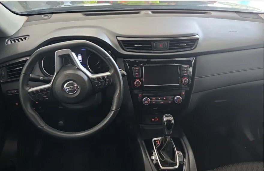 Used 2018 Nissan Rogue SV FWD image 2