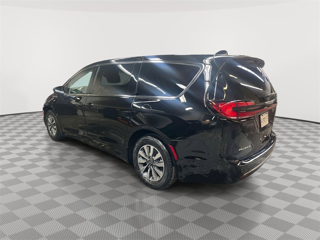 Used 2024 Chrysler Pacifica Select image 4