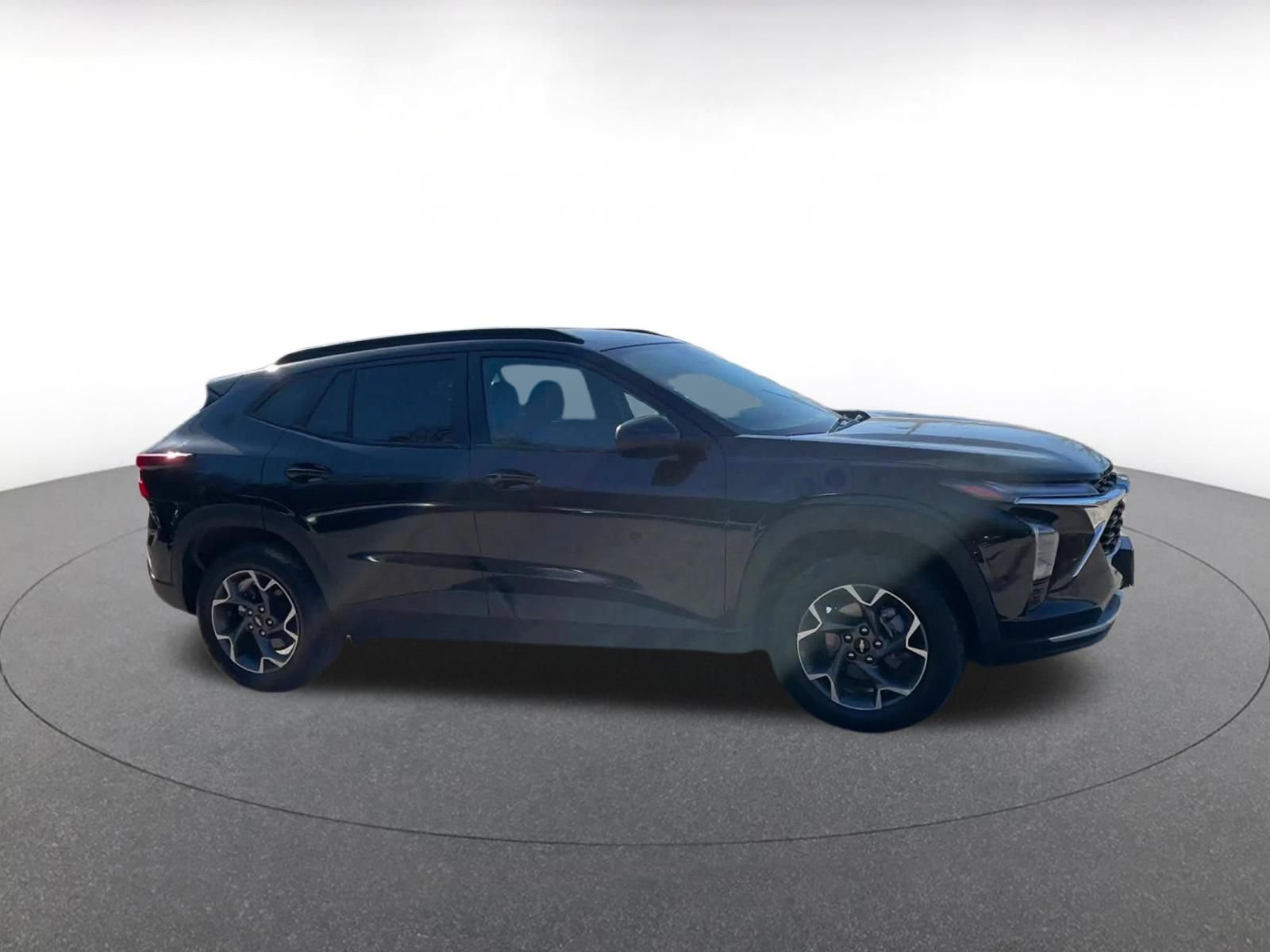 Used 2024 Chevrolet Trax LT w/ Driver Confidence Package image 2