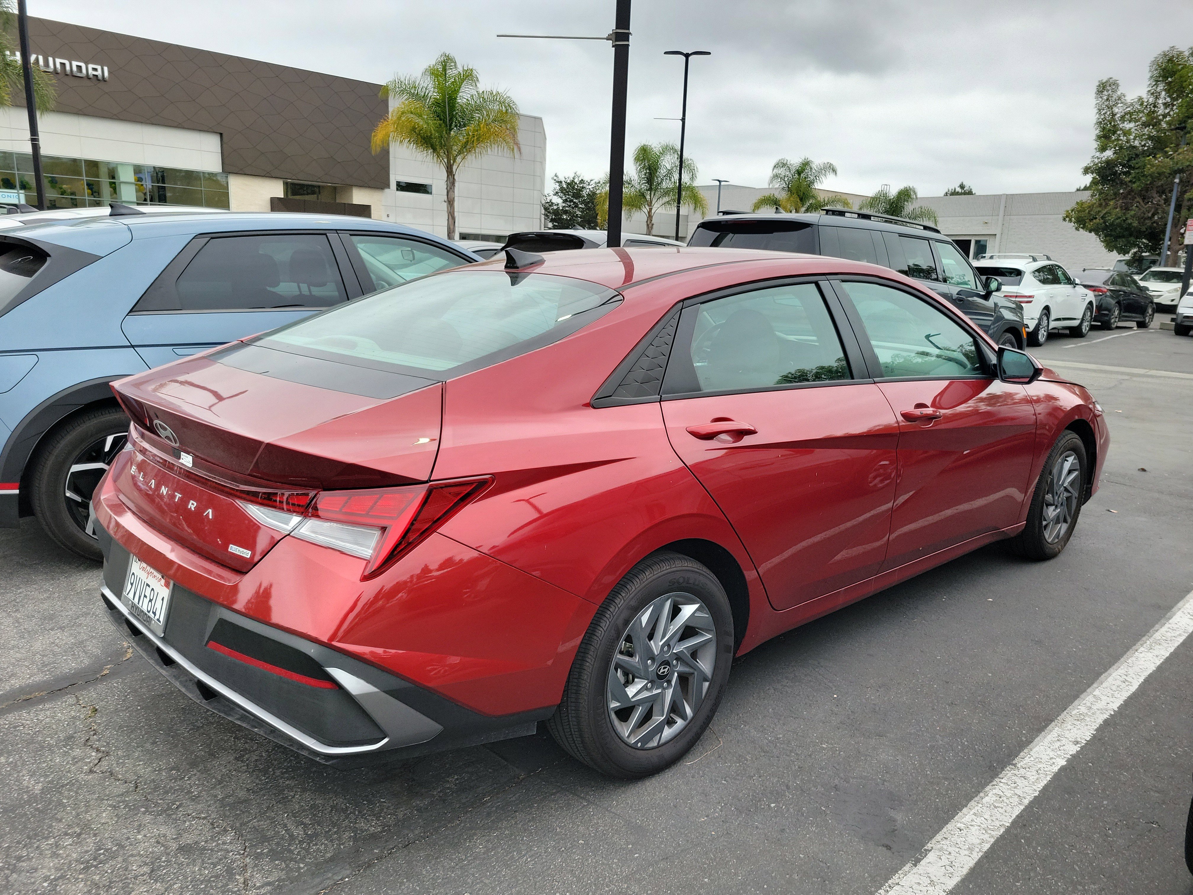Used 2025 Hyundai Elantra Hybrid FWD image 5
