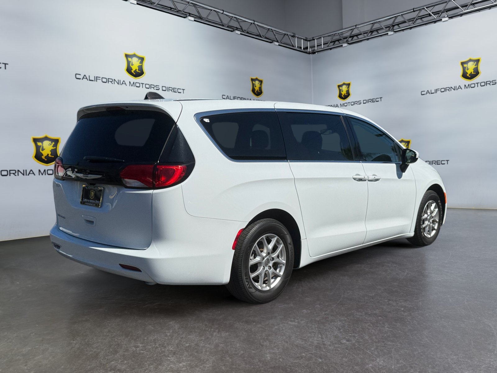 Used 2023 Chrysler Voyager LX FWD image 5