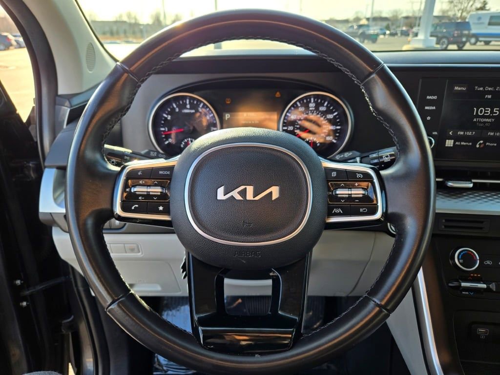 Used 2024 Kia Carnival LX image 30