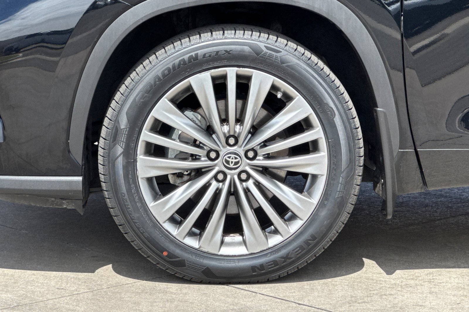 Used 2021 Toyota Highlander Platinum FWD image 28