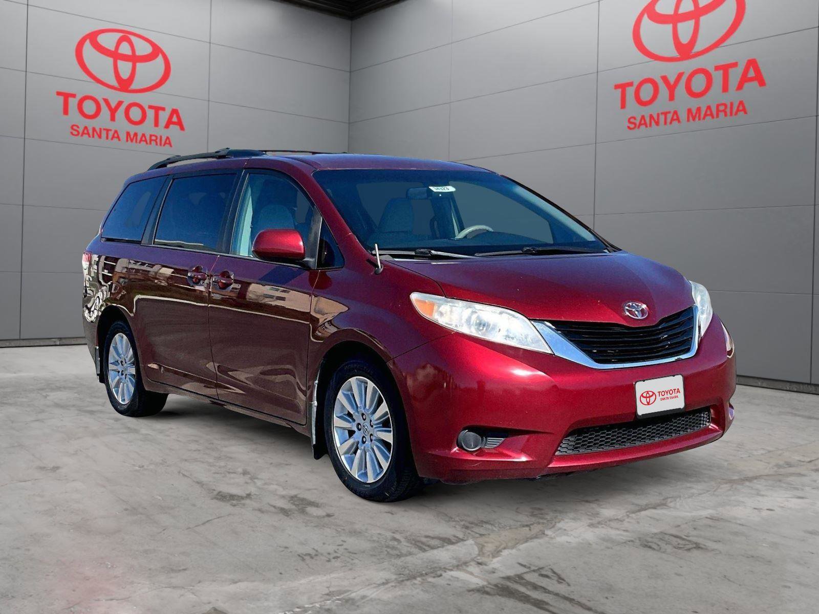 Used 2013 Toyota Sienna LE w/ Towing Pkg image 1