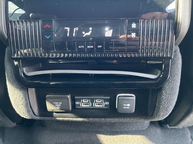 Certified 2024 Jeep Wagoneer Series II w/ Flexible Seating Group AWD/4WD image 16
