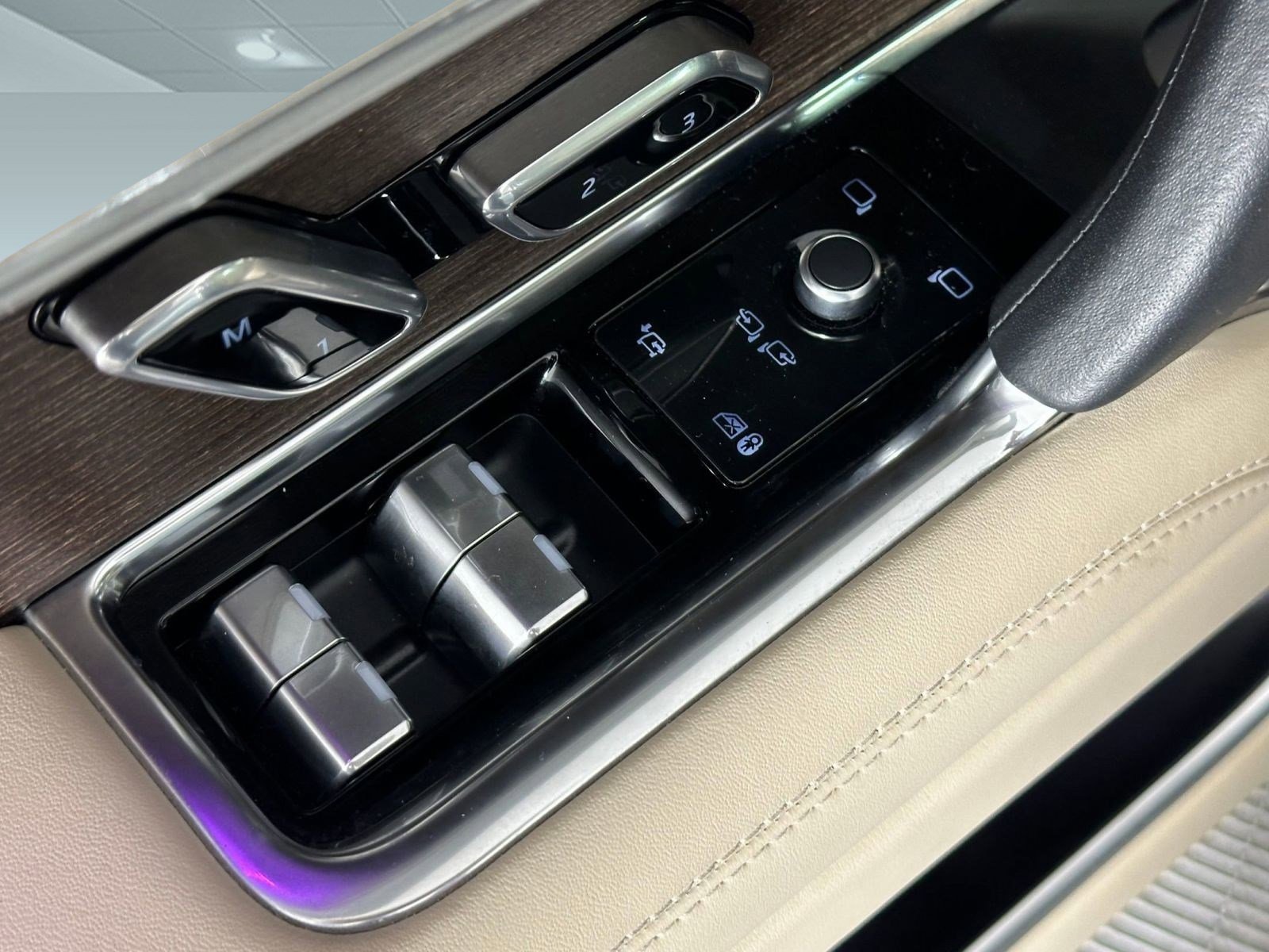 Certified 2024 Land Rover Range Rover SE AWD/4WD image 23