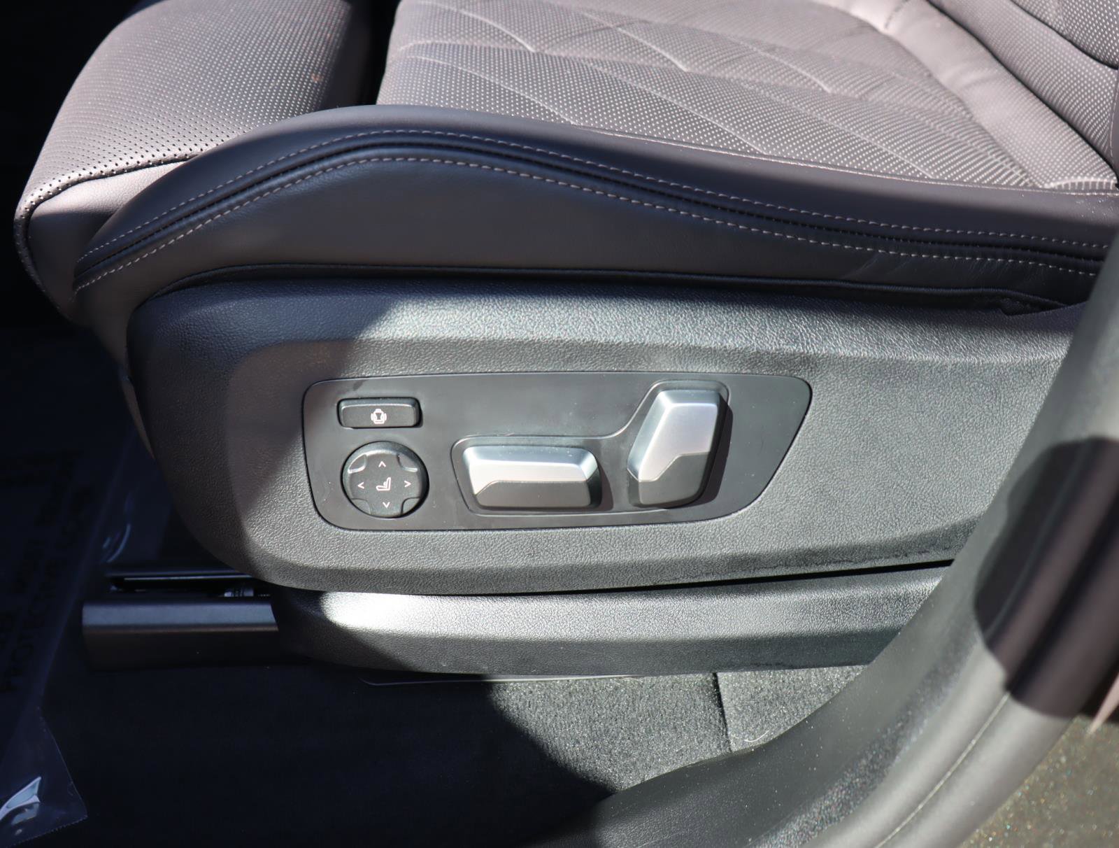 Used 2025 BMW X5 xDrive40i w/ Premium Package image 17