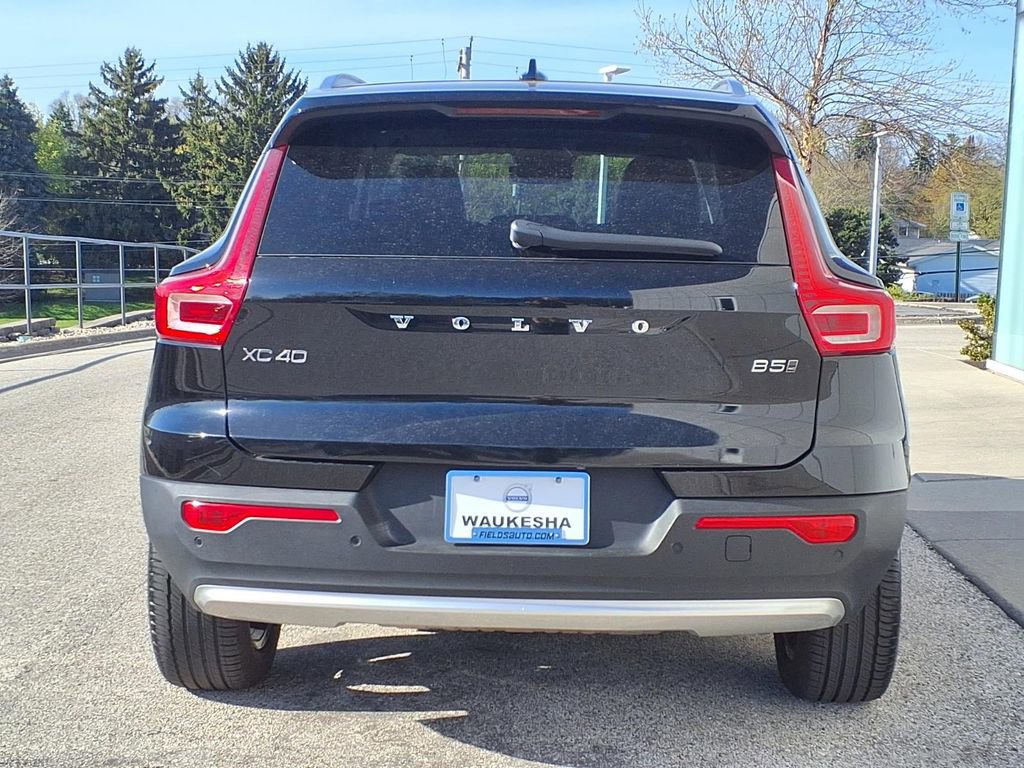 Certified 2025 Volvo XC40 B5 Core AWD/4WD image 4