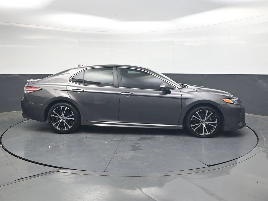 Used 2020 Toyota Camry SE FWD image 3