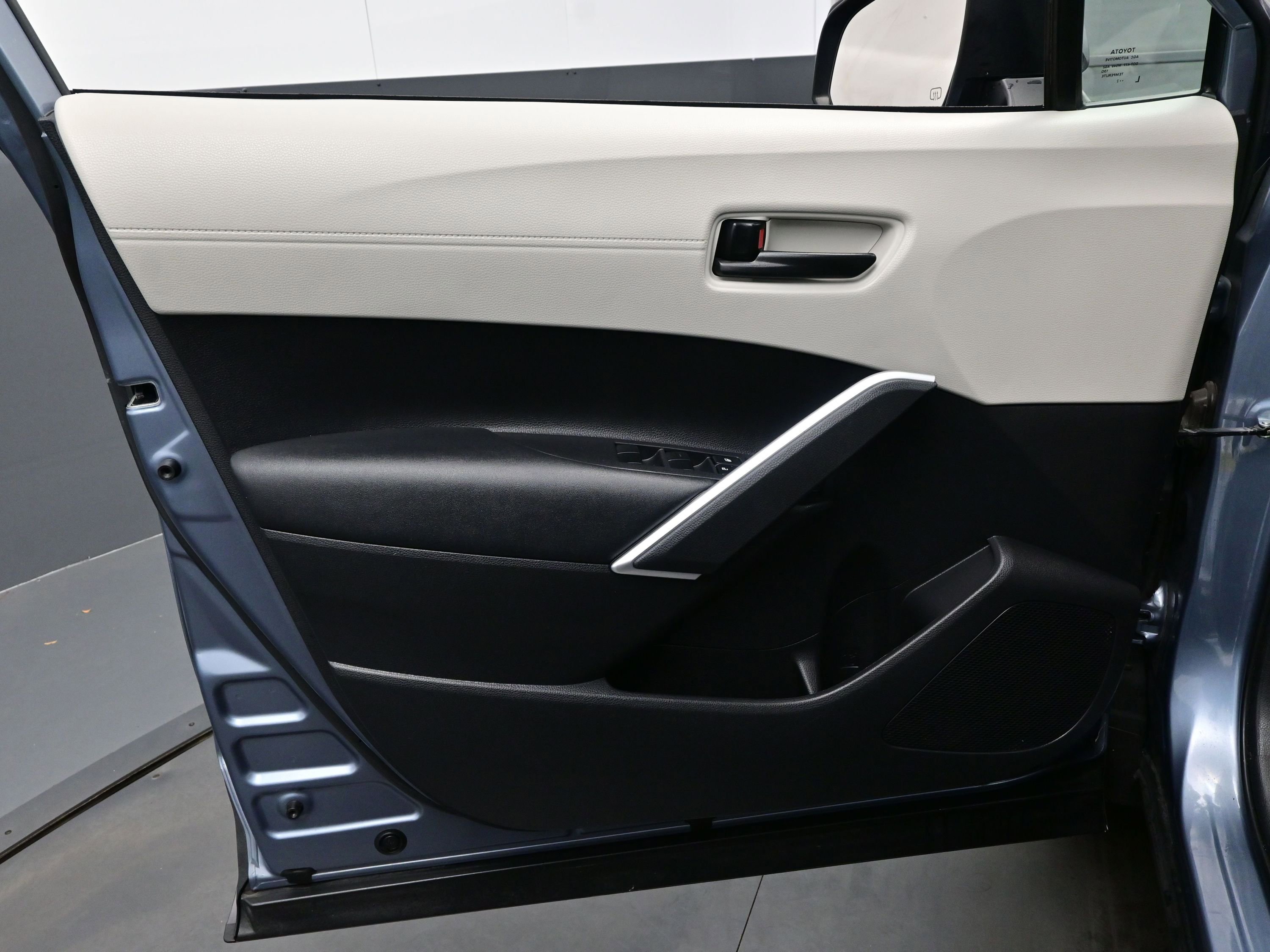 Used 2023 Toyota Corolla Cross L image 9