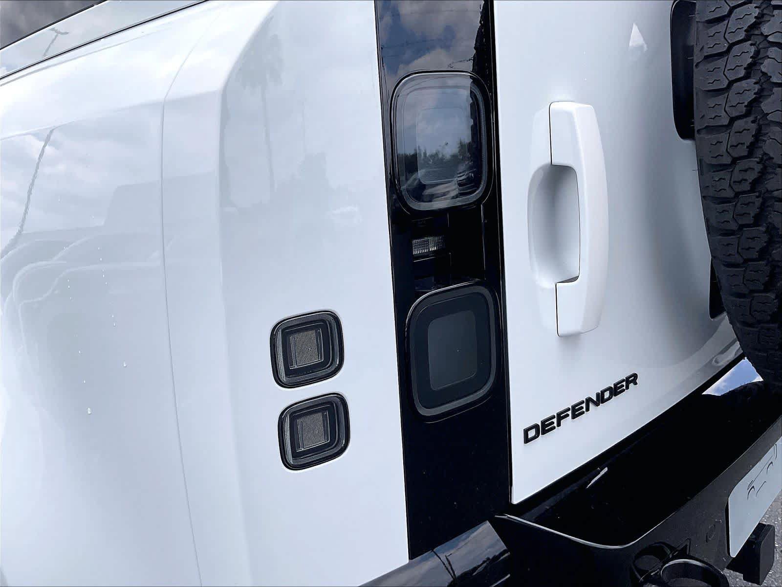 New 2026 Land Rover Defender 110 X-Dynamic SE AWD/4WD image 25