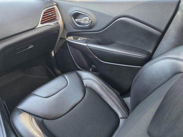Used 2019 Jeep Cherokee Latitude Plus w/ Comfort/Convenience Group FWD image 21