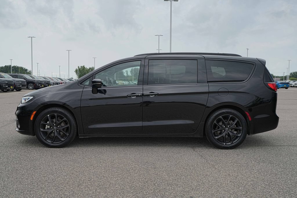Used 2025 Chrysler Pacifica Limited FWD image 10