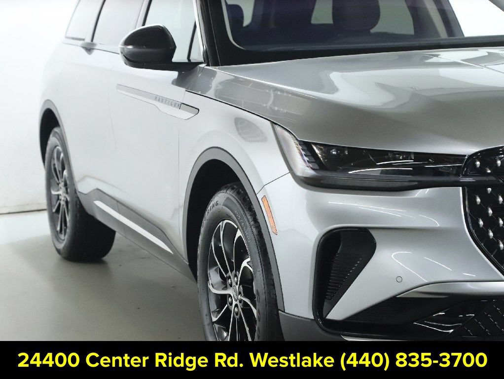 Used 2025 Lincoln Nautilus Premier AWD/4WD image 9